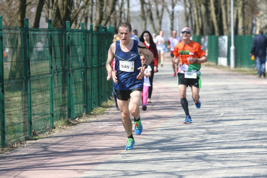 Biegli w niedzielę nad Zalewem Zemborzyckiem. To ostatni bieg z cyklu "Cztery Dychy do Maratonu" [DUŻO ZDJĘĆ]