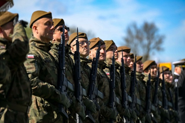 Wojska Obrony Terytorialnej po raz kolejny zapisują chętnych na letnie szkolenie wojskowe "Wakacje z WOT". To będzie już piąta edycja projektu, w którym ochotnicy mogą odbyć podstawowe szkolenie wojskowe i zostać żołnierzami Wojska Polskiego.