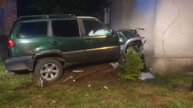 Do zdarzenia doszło w poniedziałek, 20 czerwca, około godz. 3.00 w nocy w Tarnowie Jeziernym. Kierowca samochodu terenowego wypadł z drogi i wbił się w budynek.