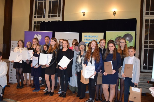 Zbiorowe, pamiątkowe zdjęcie wszystkich laureatów konkursu.