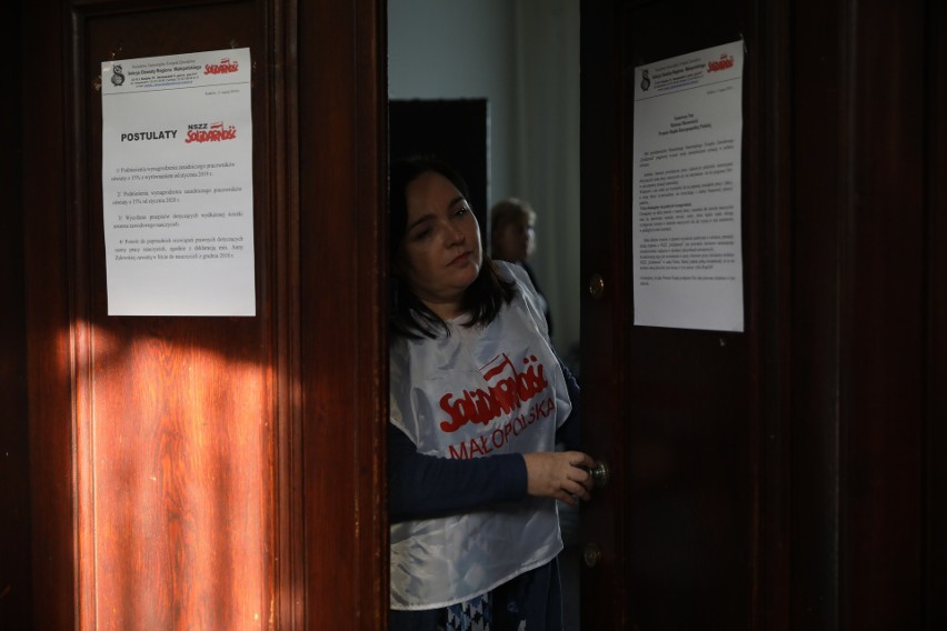 Nauczyciele z małopolskiej "Solidarności" okupują kuratorium w Krakowie [ZDJĘCIA]