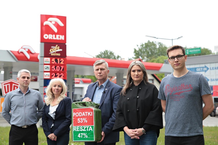 Protest na stacji paliw Orlen na al. Pokoju w Krakowie