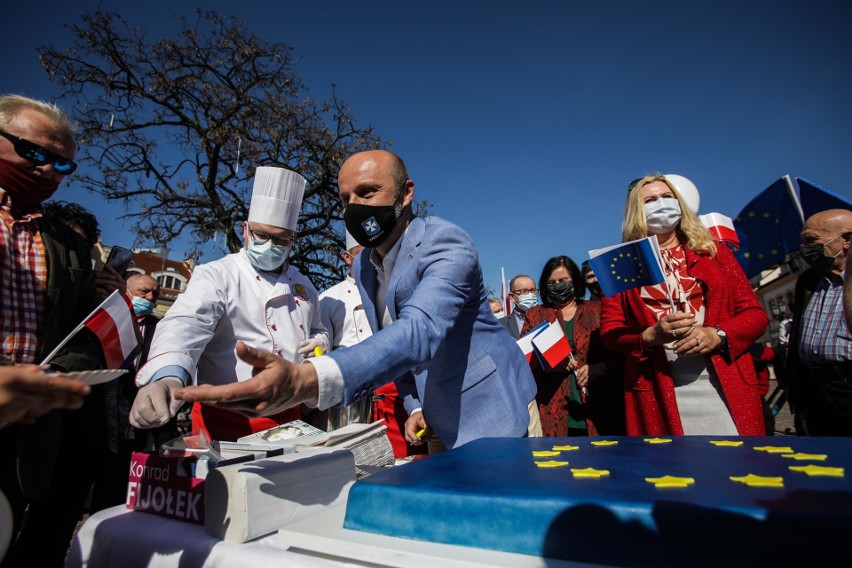 Dzień Europy na rzeszowskim Rynku. Konrad Fijłoek, kandydat na prezydenta Rzeszowa, kroił wielki tort [ZDJĘCIA]