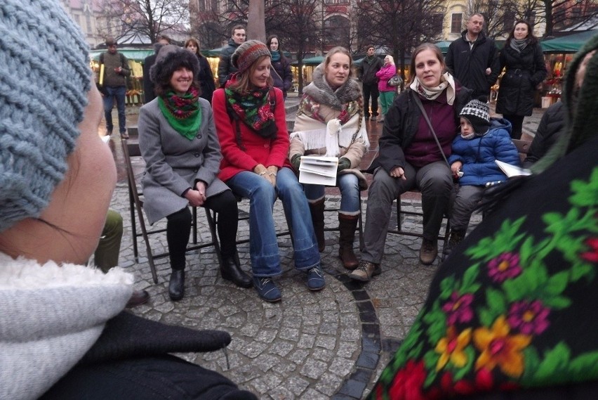 Wrocław: Zobacz, jak mieszkańcy wspólnie kolędowali w Rynku (ZDJĘCIA)