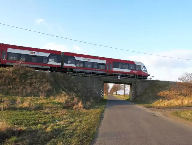 Pociąg z Sierpca do Torunia na linii 27 pokonuje wiadukt w Karnkowie (pow. lipnowski)