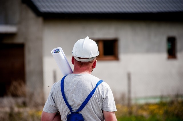 Za układanie płytek na podłodze fachowcy biorą około 122.24 zł/m2. Natomiast za płytki na ścianach trzeba już zapłacić 76.48 zł/m2.