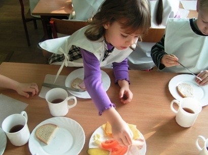 Dzieci przygotowują śniadanie