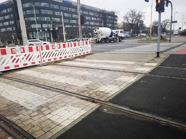 Prawoskręt w Lotniczą pozwoli jechać tramwajom z Popowic w kierunku Lotniczej, jak i z przeciwnej strony