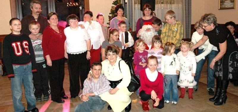 Grupowe zdjęcie dzieci z Mikołajem