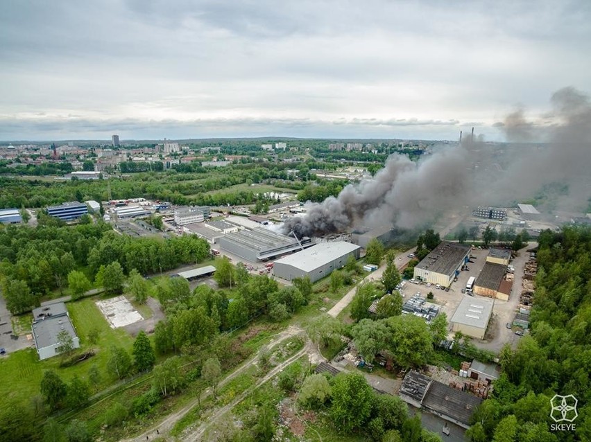Pożar hurtowni w Katowicach - widok z drona