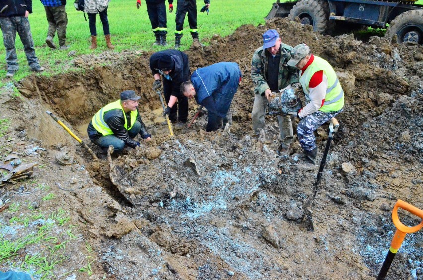 Mielczanie odkopali szczątki bombowca po 73 latach
