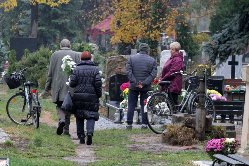 Wciąż bardzo duży ruch przy wrocławskich cmentarzach [ZDJĘCIA]