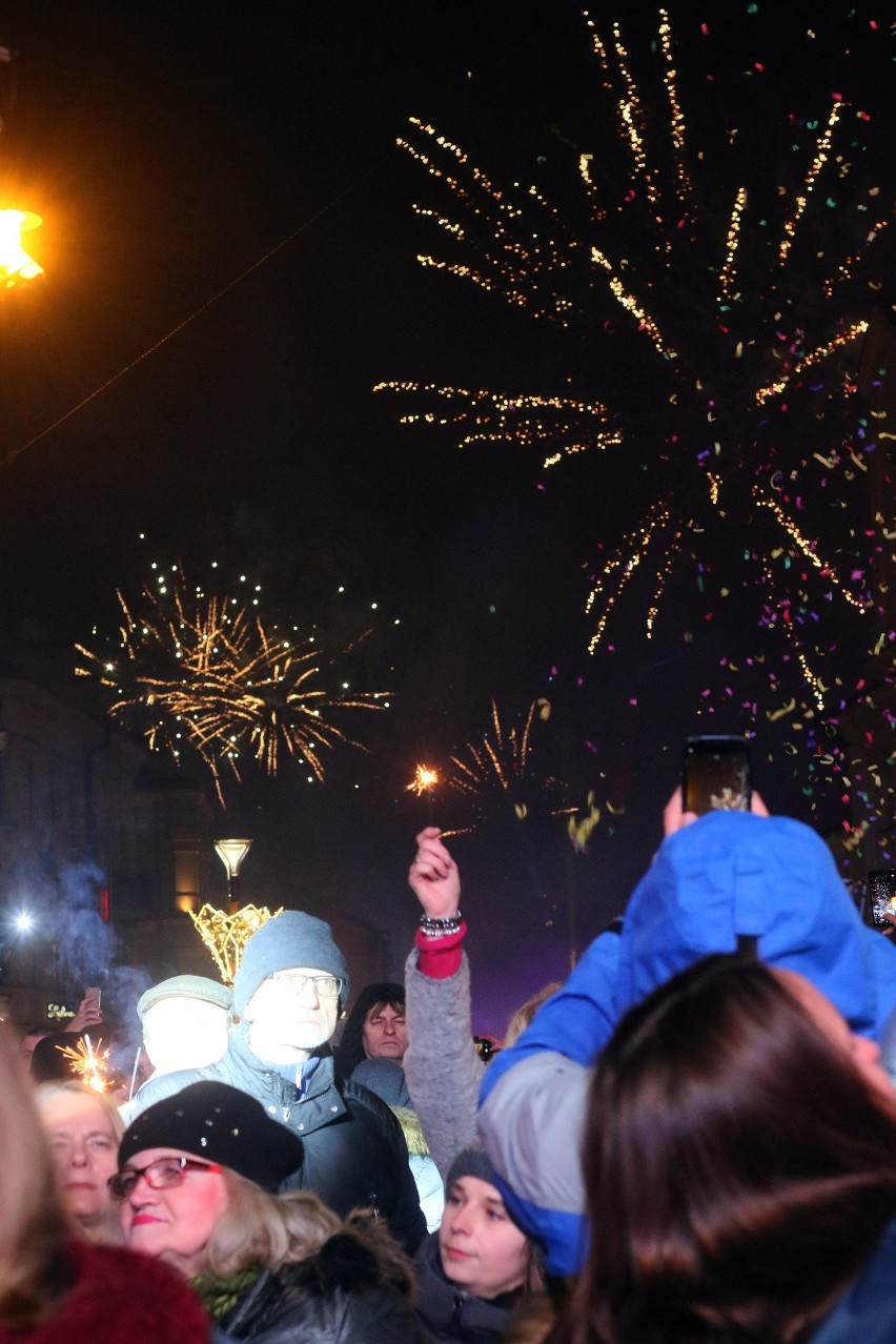 Sylwester w Lublinie. Tak mieszkańcy przywitali 2019 rok. Zobacz zdjęcia i wideo