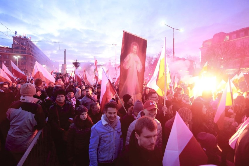 Marsz Niepodległości 2019 [ZDJĘCIA] [WIDEO] Warszawa: Ile osób wzięło udział w marszu? Policja usunęła z trasy kontrmanifestantów