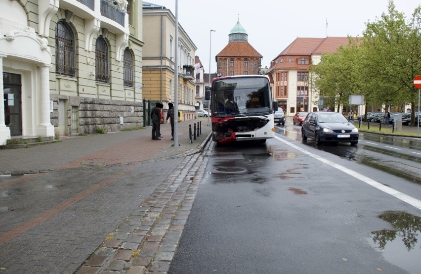 Kolizja samochodu za autobusem na ul. Anny Łajming w Słupsku