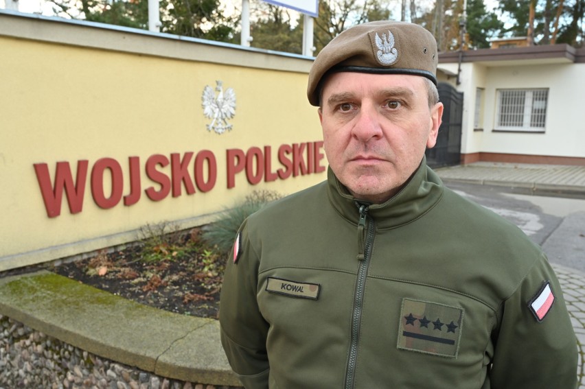 Kapitan Marcin Kowal, oficer prasowy 10. Świętokrzyskiej...