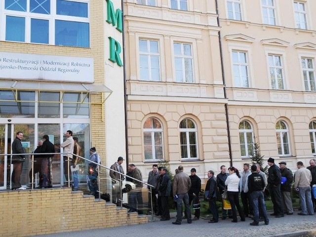 Młodzi rolnicy mogą starać się o 75 tysięcy złotych premii. Chętnych o tę pomoc z pewnością będzie wielu - to ostatni nabór w ramach PROW 2007-2013. W tym roku zmieniły się jednak zasady i takie kolejki przed ARiMR powinny należeć do przeszłości