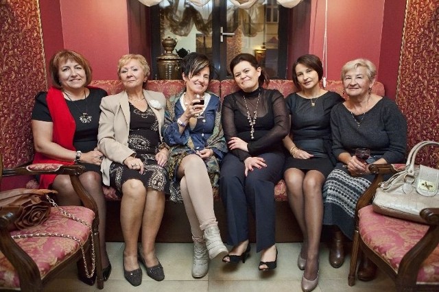 Pani Iza ( trzecia od prawej) wśrod części swoich  stałych klientek zaproszonych na jubileusz w Kawiarni Bankowej w Kielcach.