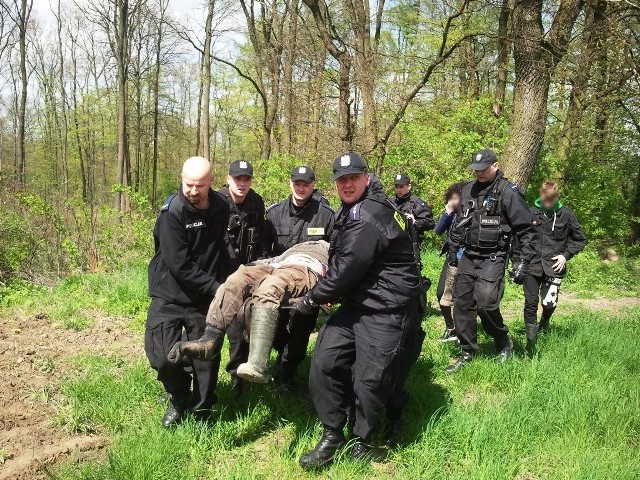 Policjanci przetransportowali odnalezionego 82-latka w miejsce, gdzie mogła dojechać karetka