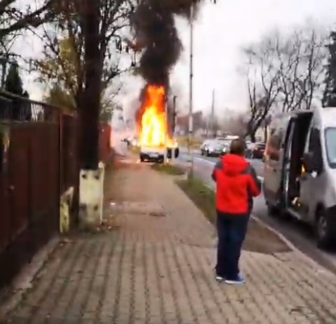 Doszczętnie spłonął ford na ulicy Wojska Polskiego w Zawierciu