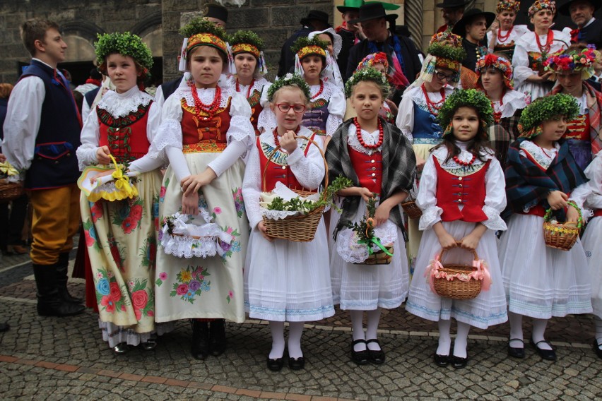 W Bytomiu-Rozbarku święcili pokarmy wielkanocne w strojach...