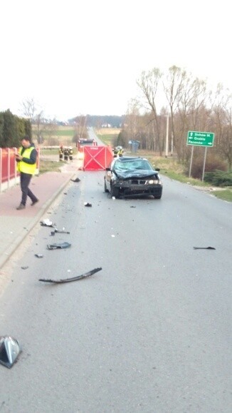 Tragedia w gminie Rytwiany. Motorowerzysta zderzył się z bmw. Kierowca jednośladu nie przeżył. 