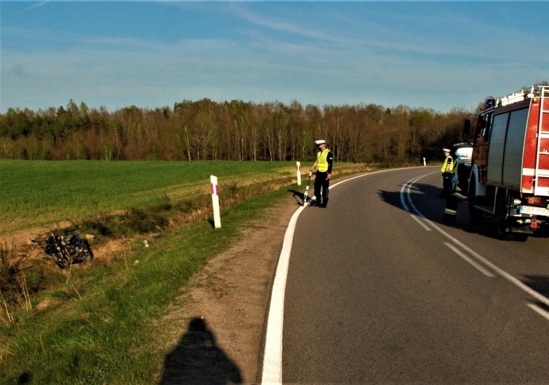 Wypadek motocyklisty na drodze 211 koło Rokit. 39-latek...