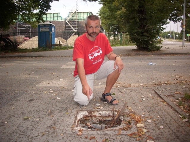 - Studnia na ulicy Ozimskiej jest uszkodzona od dwóch miesięcy, trzeba ją naprawić, bo tędy chodzi wiele osób  -  mówi Sławomir Szota.