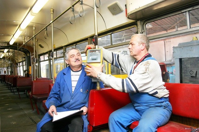 W tramwajach zostały już wymienione kasowniki. Robili to m.in. Roman Brudecki (z lewej) i Mirosław Stal, pracownicy MZK 