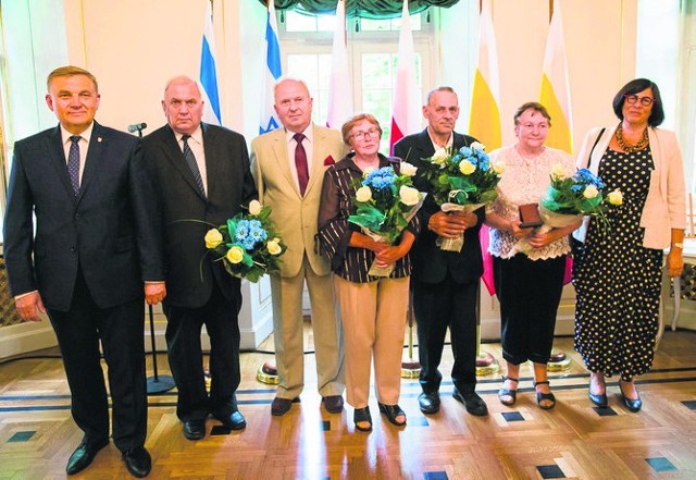 Anna Azari (z prawej) wręczyła medale podczas uroczystości w Pałacyku Gościnnym w Białymstoku