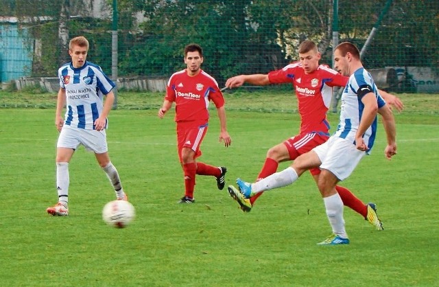 Pierwszy z lewej - strzelec bramki dla Proszowianki Piotr Dębski