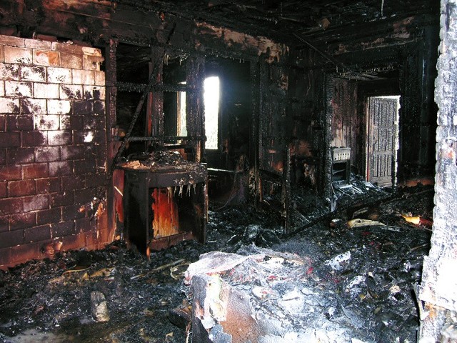 Tak wygląda wnętrze domu w Brańsku po tragicznym pożarze, w którym zginęły dwie osoby.