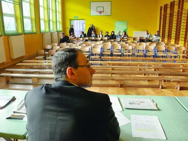 W Osiecznicy burmistrz Marek Cebula przemawiał do pustej sali. Jak w Wężyskach i Radnicy przyszło tylko kilka nauczycielek.
