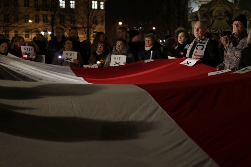 Protest w obronie sądów Opole 2019 - Dziś sędziowie, jutro Ty! "PiS przywraca w Polsce ustrój totalitarny"