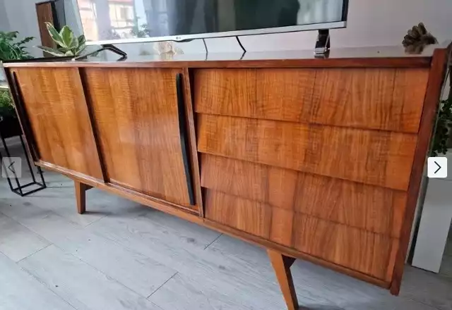 Komoda z lat 60. Słynny sideboard ze Słupskich Fabryk Mebli, typ 500-128. Komoda typu jamnik olchowa z przepięknym wzorem forniru. Kolor orzech z widocznymi słojami. Koszt: 5 500 zł