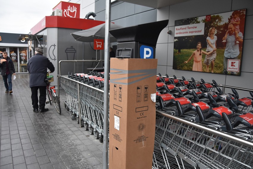 Tarnów. Parking pod Kauflandem tylko dla klientów. Na placu stanęły parkometry, a mieszkańcy bloków zrozpaczeni [ZDJĘCIA]