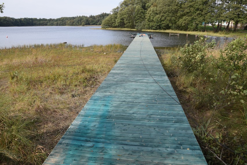 W ekspresowym tempie budowane są nowe pomosty nad jeziorem w...