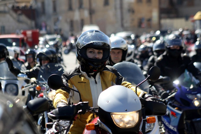 Rozpoczęcie sezonu motocyklowego 2018 w Lublinie. Motocykle to męskie hobby? Nic podobnego! Zobacz piękne uczestniczki parady (ZDJĘCIA)