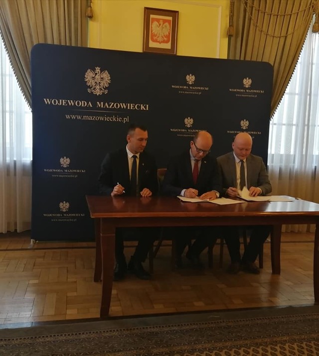 Umowę podpisali: (od lewej) starosta Sylwester Korgul, wojewoda Konstanty Radziwiłł i wicestarosta Bartłomiej Kowalczyk.