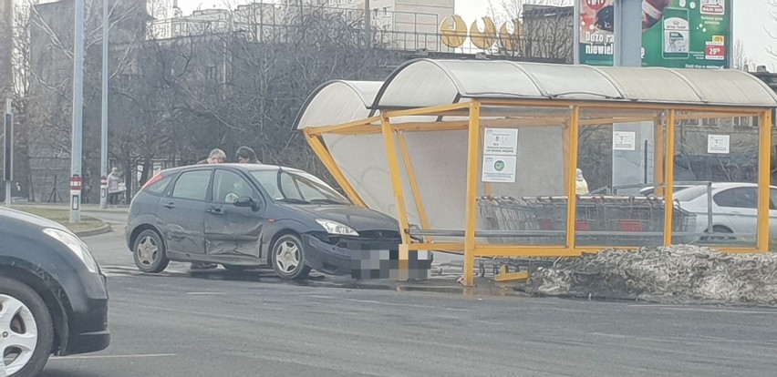 Nietypowy wypadek na parkingu Auchan przy ul. Piłsudskiego w...