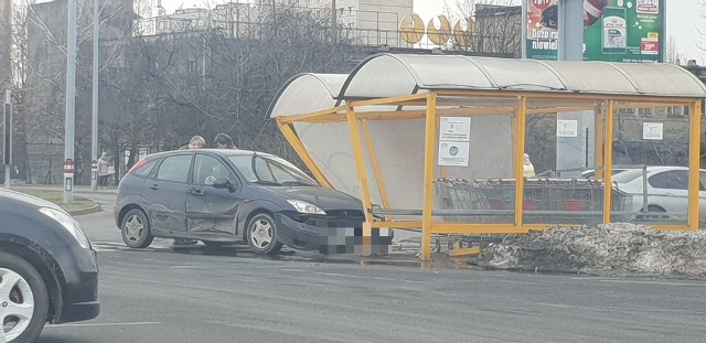 Nietypowy wypadek na parkingu Auchan przy ul. Piłsudskiego w Łodzi. Kierowca forda spowodował zderzenie i wbił się w wiatę dla wózków sklepowych. Został ukarany mandatem.CZYTAJ DALEJ NA KOLEJNYM SLAJDZIE>>>>