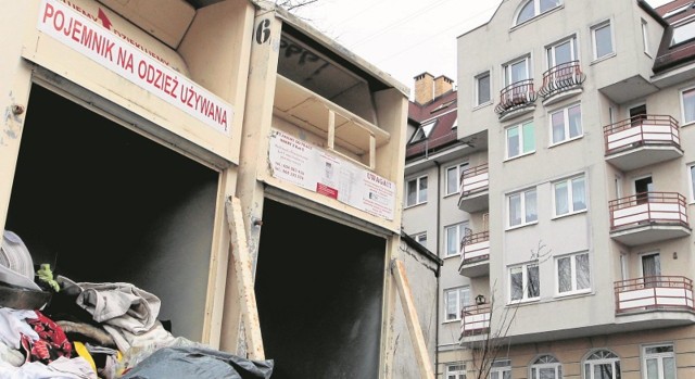 Pojemniki na odzież padają ofiarami złodziei i dewastacji, przez co niestety często szpecą miasto.