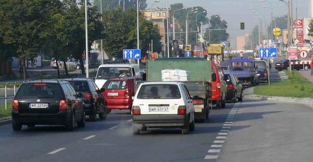 W Roczniku Statystycznym Województwa Świętokrzyskiego 2020 Urząd Statystyczny w Kielcach zaprezentował dane, które pokazują ile mamy obecnie w regionie zarejestrowanych pojazdów samochodowych i ciągników oraz ile przybył ich na przestrzeni ostatnich 1o lat. W 2010 roku w województwie świętokrzyskim było zarejestrowanych ogółem 783.698 pojazdów, w 2015 roku było ich już  906.009, w roku 2018 1.010.002, a na koniec roku 2019 w posiadaniu mieszkańców województwa było 1.048.628.Na kolejnych slajdach zobaczcie ile na przestrzeni lat przybywało samochodów osobowych,  ciężarówek, ciągników rolniczych, motocykli i autobusów.