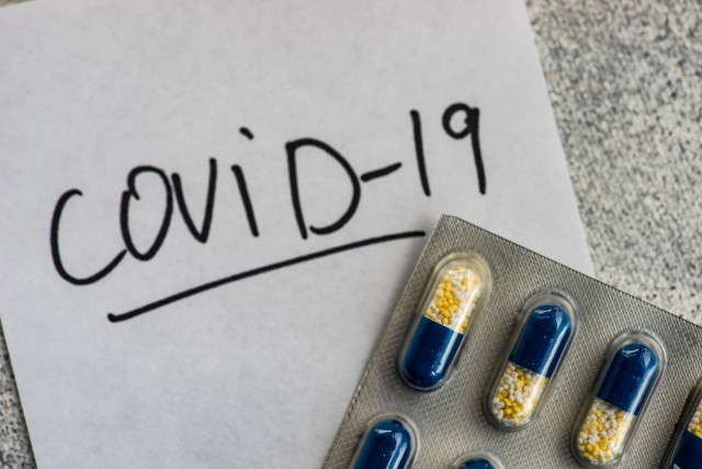 Poszukiwanie istniejących leków, które pomogłyby w terapii COVID-19 tak, jak fluwoksamina, odbywa się w ramach projektu badawczego TOGETHER.