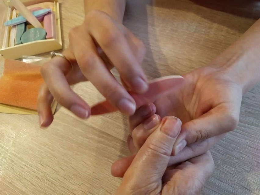 Słuchaczki z Medycznego Studium Zawodowego w Chełmie zadbały o manicure w Domu Seniora. Zobacz zdjęcia