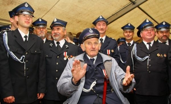 Druhowie z Komprachcic świętowali jubileusz ze swym seniorem - 81-letnim Józefem Wystrachem (w środku), który otrzymał Medal Honorowy im. Bolesława Chomicza za zasługi dla Związku OSP RP.