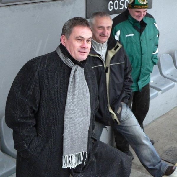 Jacek Zieliński (z lewej) poprowadził jako trener piłkarzy &#8222;Stalówki&#8221; w meczu charytatywnym wraz z innym byłym szkoleniowcem stalowowolskiej drużyny, Piotrem Brzezińskim (w środku) oraz masażystą Bartłomiejem Patkiewiczem.