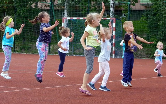 W lipcu i sierpniu OKSiR Świecie i Ada Krzemińska organizowali na orliku w Świeciu darmowe zajęcia zumby dla dzieci oraz treningi z piłkami ovoball dla dorosłych.