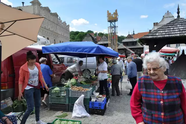 Dzień targowy. Podczas zakupów wciąż słychać żywe dyskusje o "willi pod basztą".