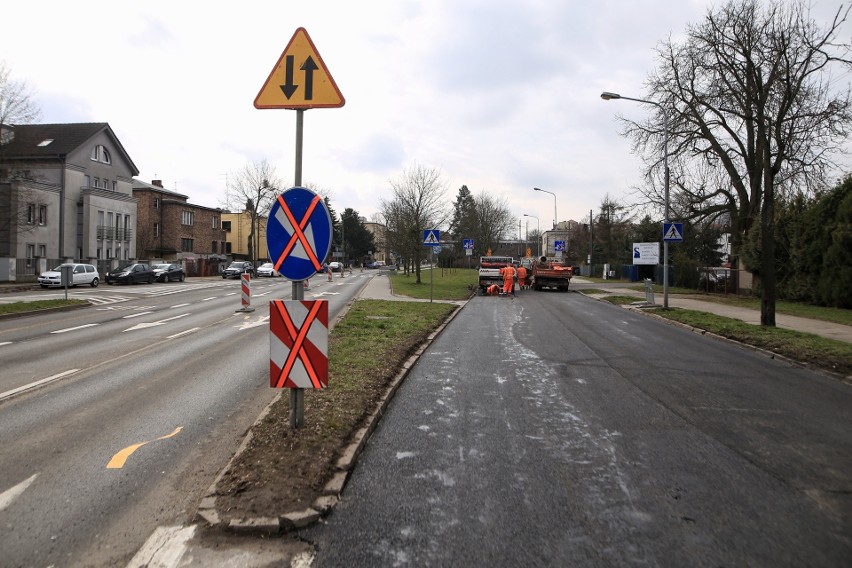 Na ul. Nad Wierzbakiem trwa regulacja studzienek...